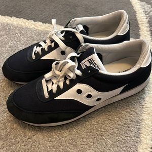 10.5 Saucony sneakers